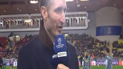 “韩滑雪登山选手亚冬会受创，幸运获紧急救治”